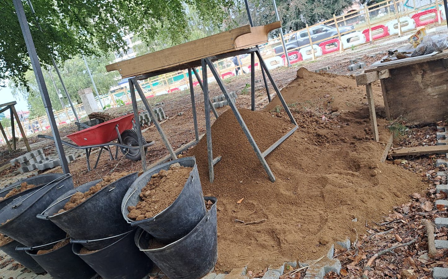 Encuentran restos arqueológicos durante excavaciones para alcantarillado en centro de Valdivia