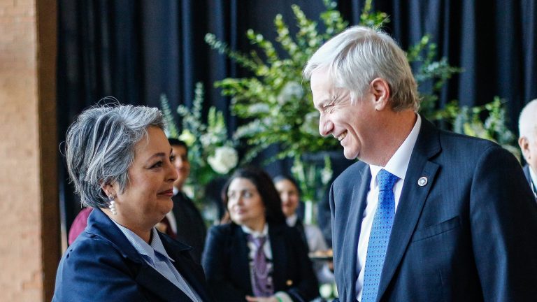 Kast acusa a Jara de “mentiras” en campaña