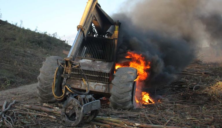 Ataque incendiario en La Araucanía destruye maquinaria agrícola en fundo de Lautaro