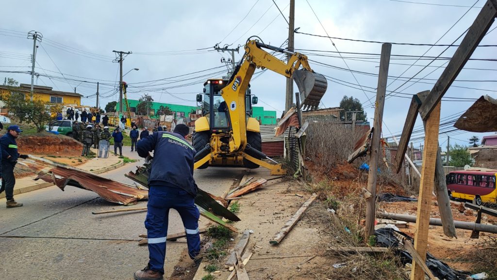 Escuela Naciones Unidas recupera espacio clave tras desalojo de toma en Playa Ancha