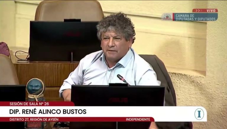 «BORIC GOBERNÓ PARA LOS SÚPER RICOS»: EL DEMOLEDOR MEA CULPA DE RENÉ ALINCO QUE INCENDIA LA SALA DEL CONGRESO