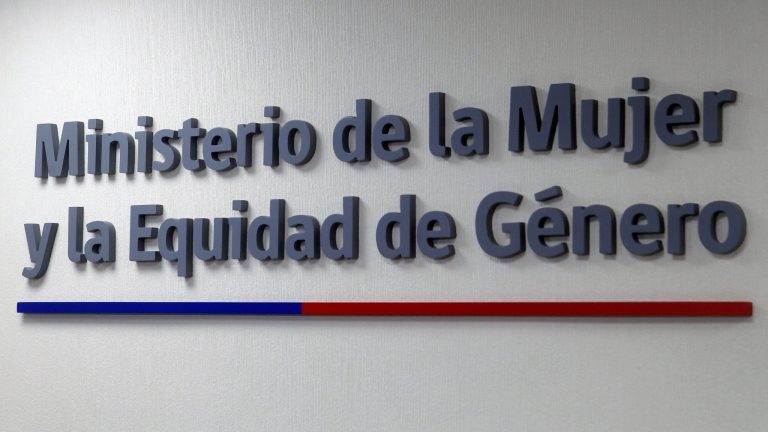 El karma golpea la puerta de Kast: Ministerio de la Mujer sufre robo de equipos tecnológicos, lentes Prada y monedas